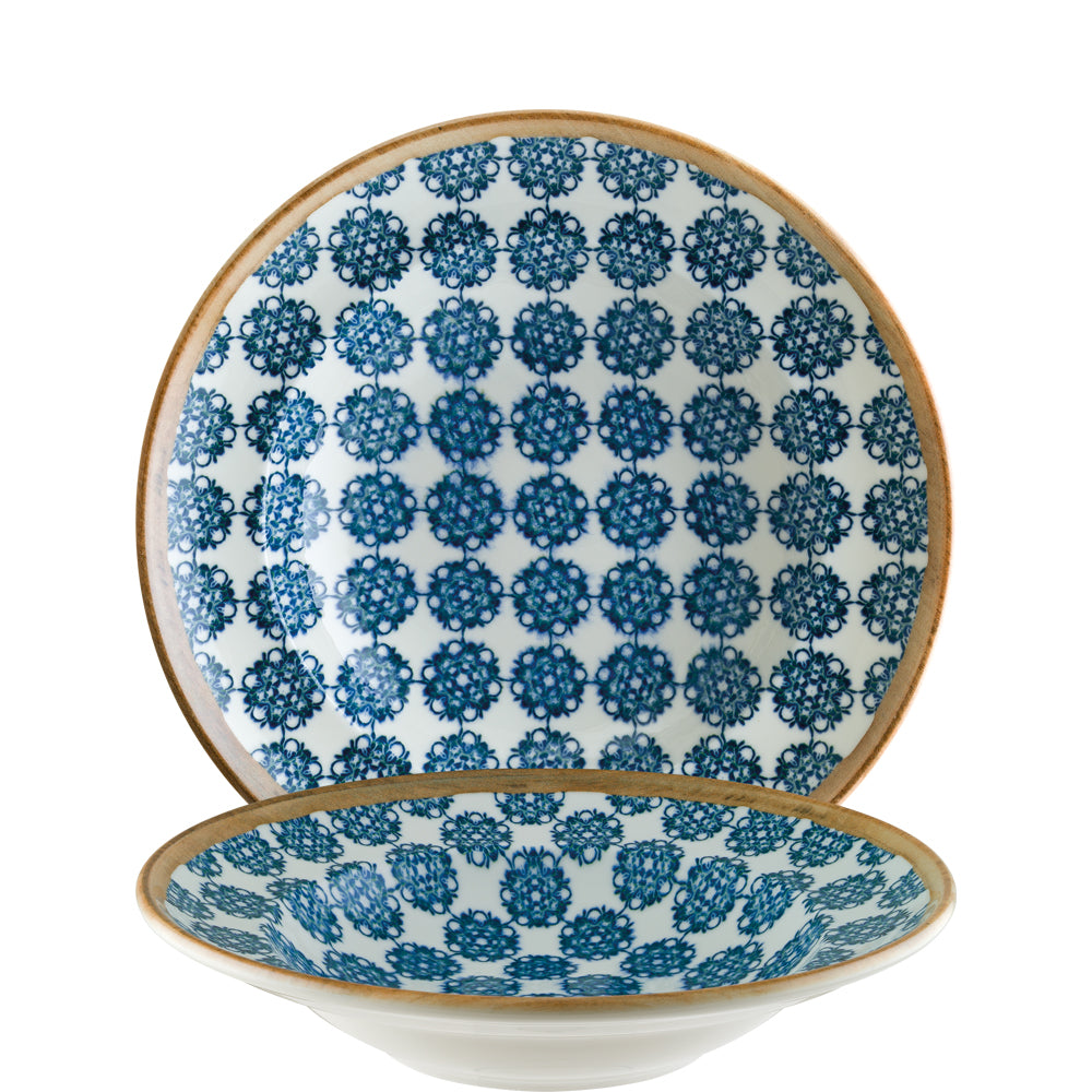 Teller-Set mit blauem Muster.