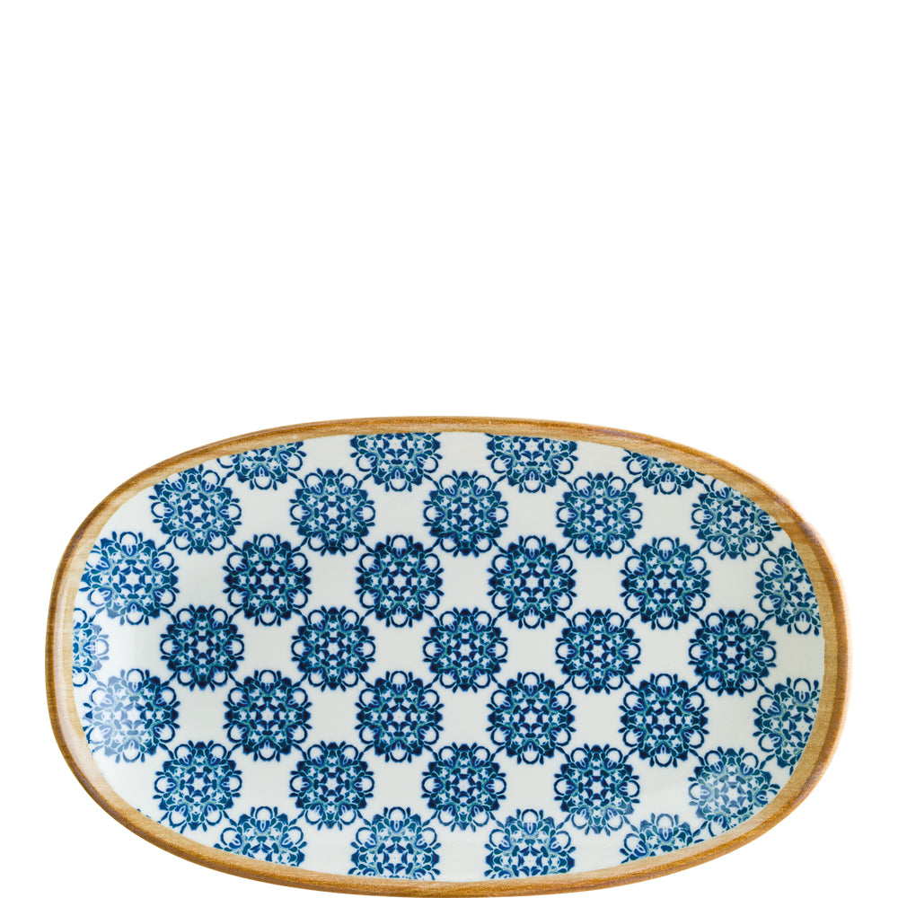 Ovaler Teller mit blauem Muster.