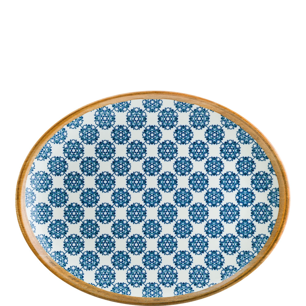 Ovaler Teller mit blauem Muster.