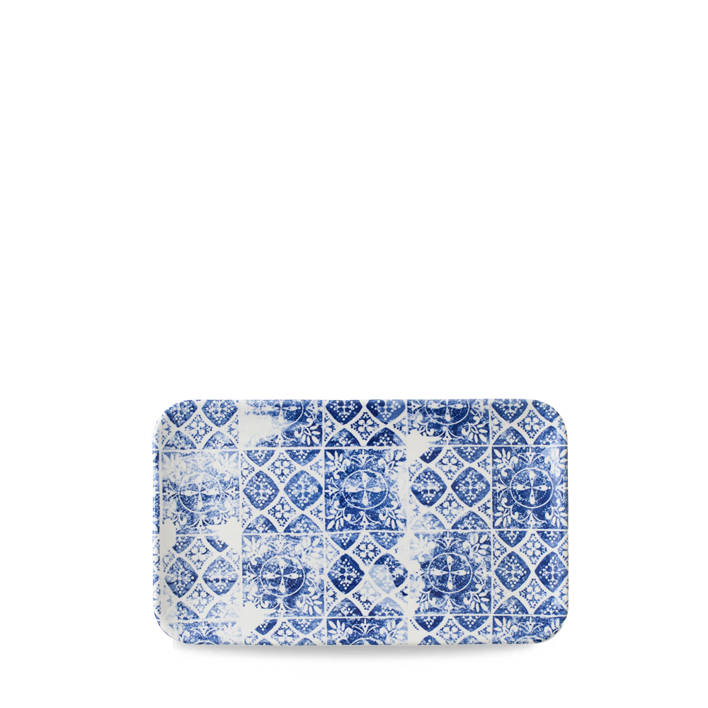 Rechteckiger Teller mit blauem Muster.