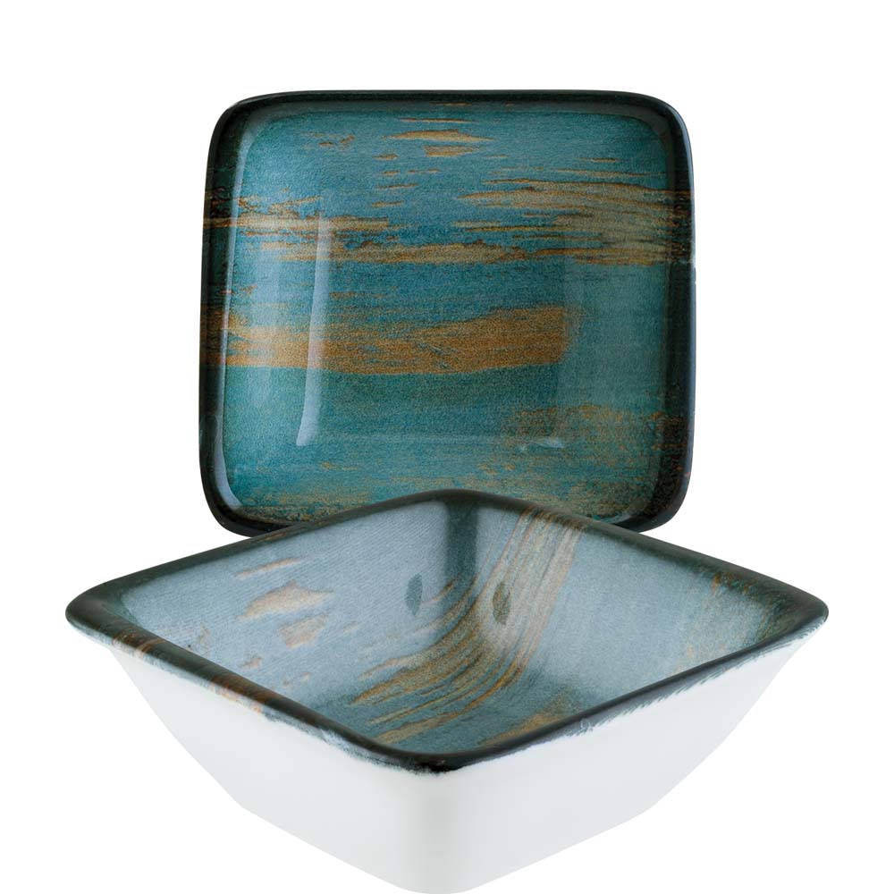 Zwei quadratische, rustikale Schalen.