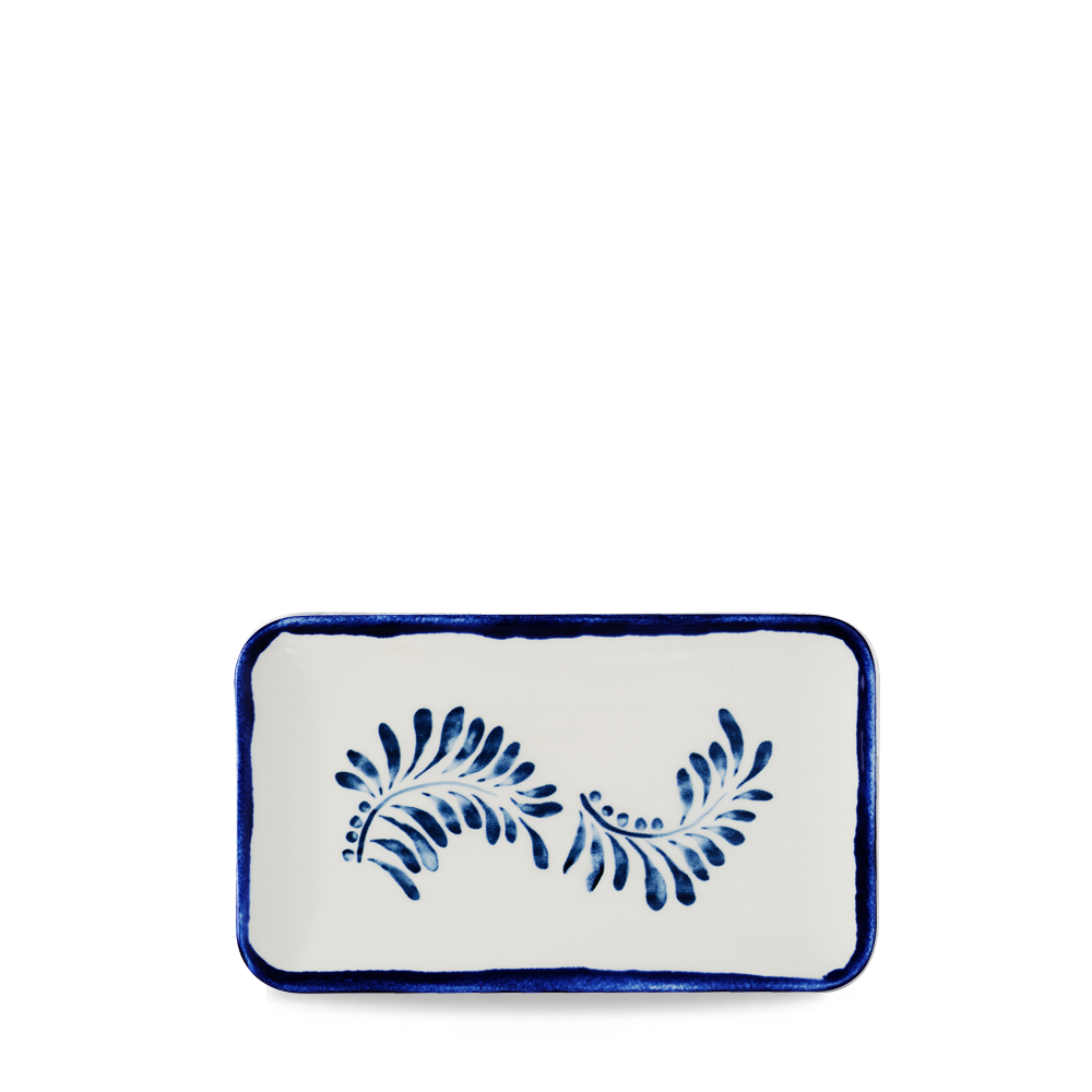 Rechteckiger Teller mit blauem Muster.