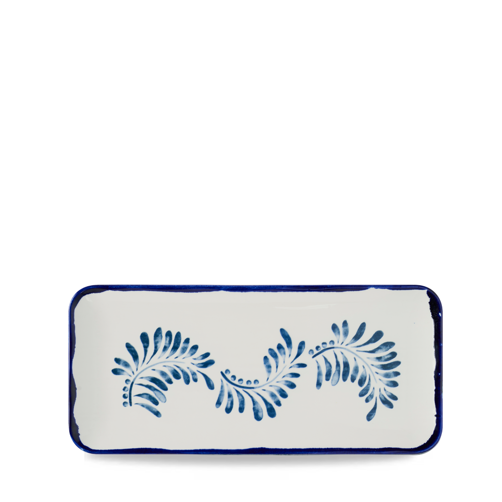Rechteckiger Teller mit blauem Muster.