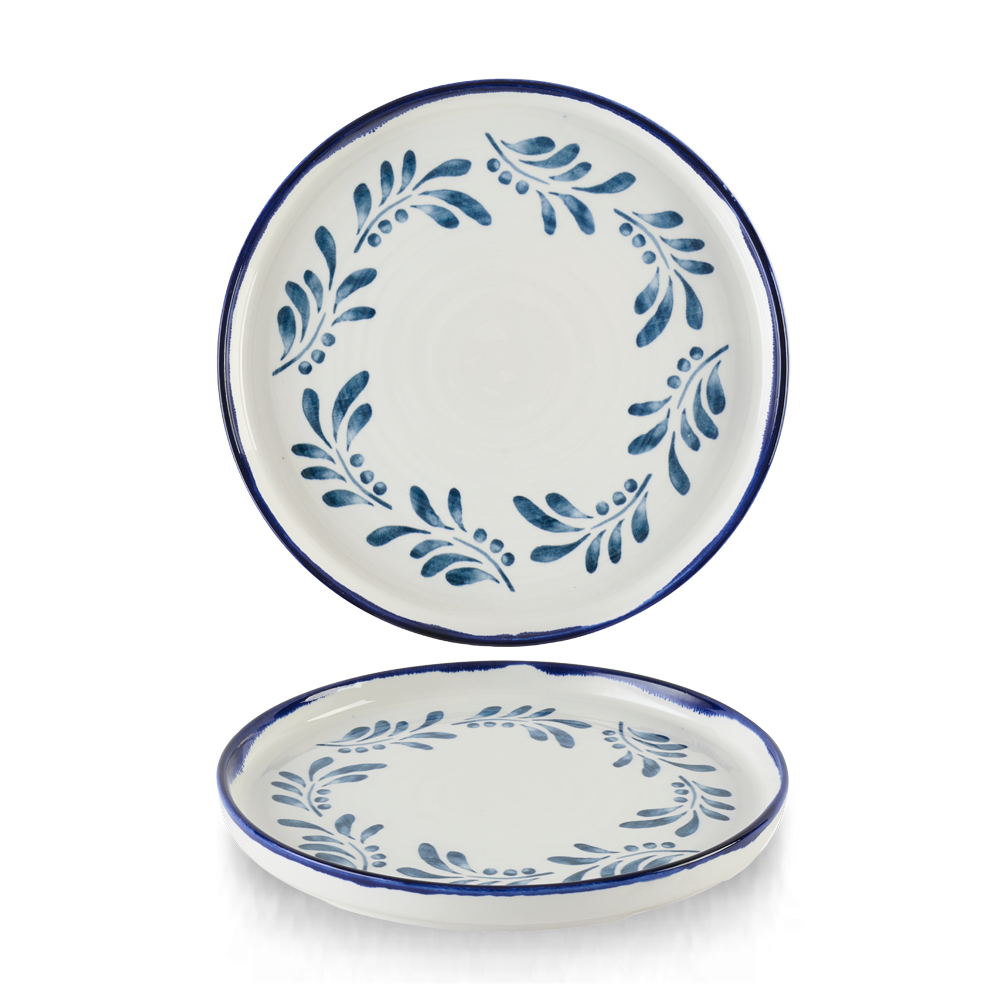 Zwei Teller mit blauem Muster.