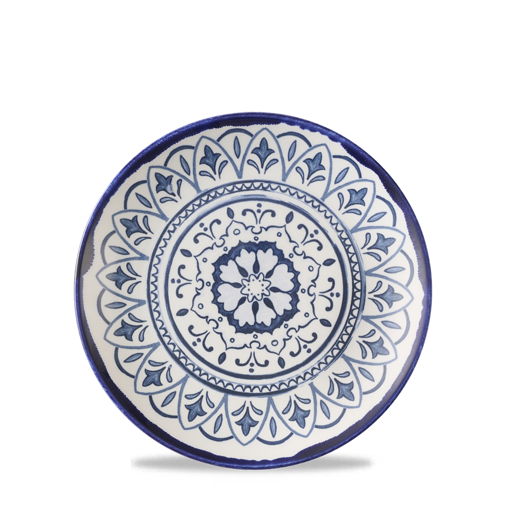 Blauer Teller mit floralem Muster.