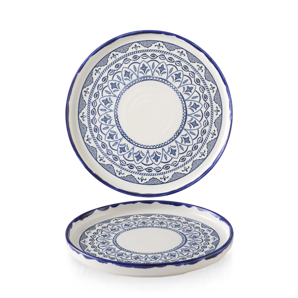 Zwei Teller mit blauem Muster.