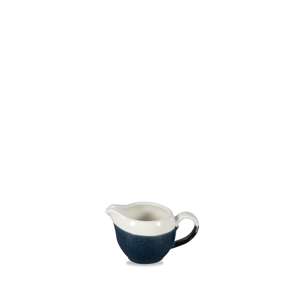 Kleine blaue Milchkanne aus Porzellan.