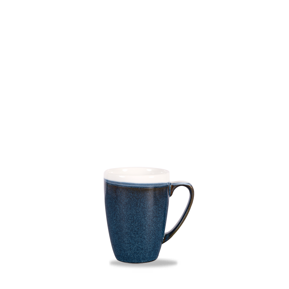 Blauer Keramikbecher auf weißem Hintergrund.