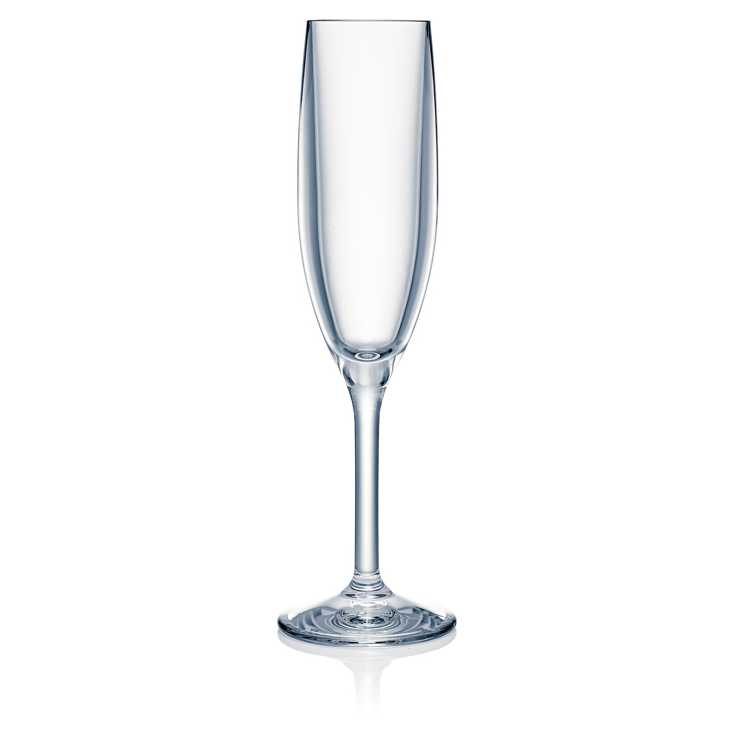 Leeres Sektglas auf weißem Hintergrund.