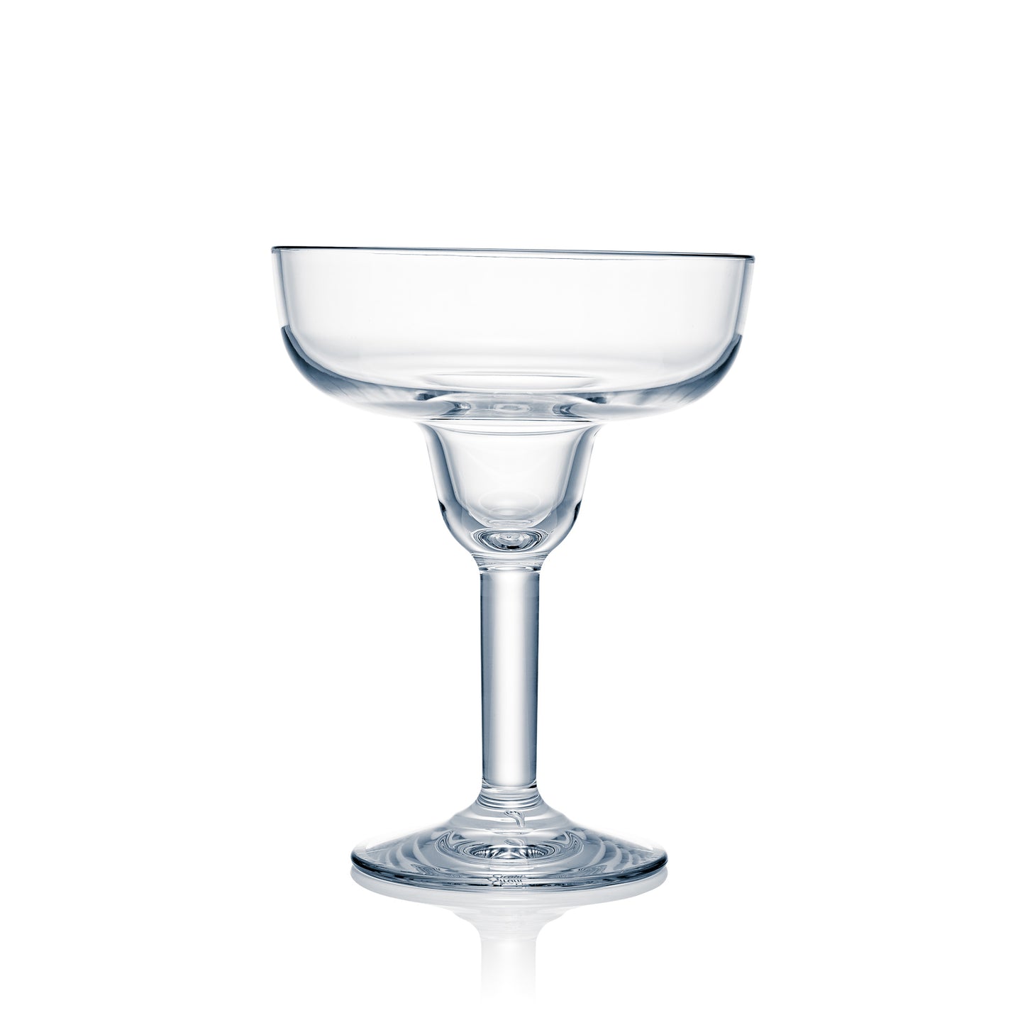 Leeres Cocktailglas auf weißem Hintergrund.