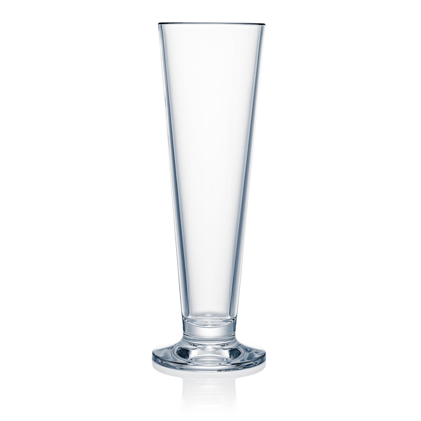 Leeres, hohes Bierglas auf Weiß.