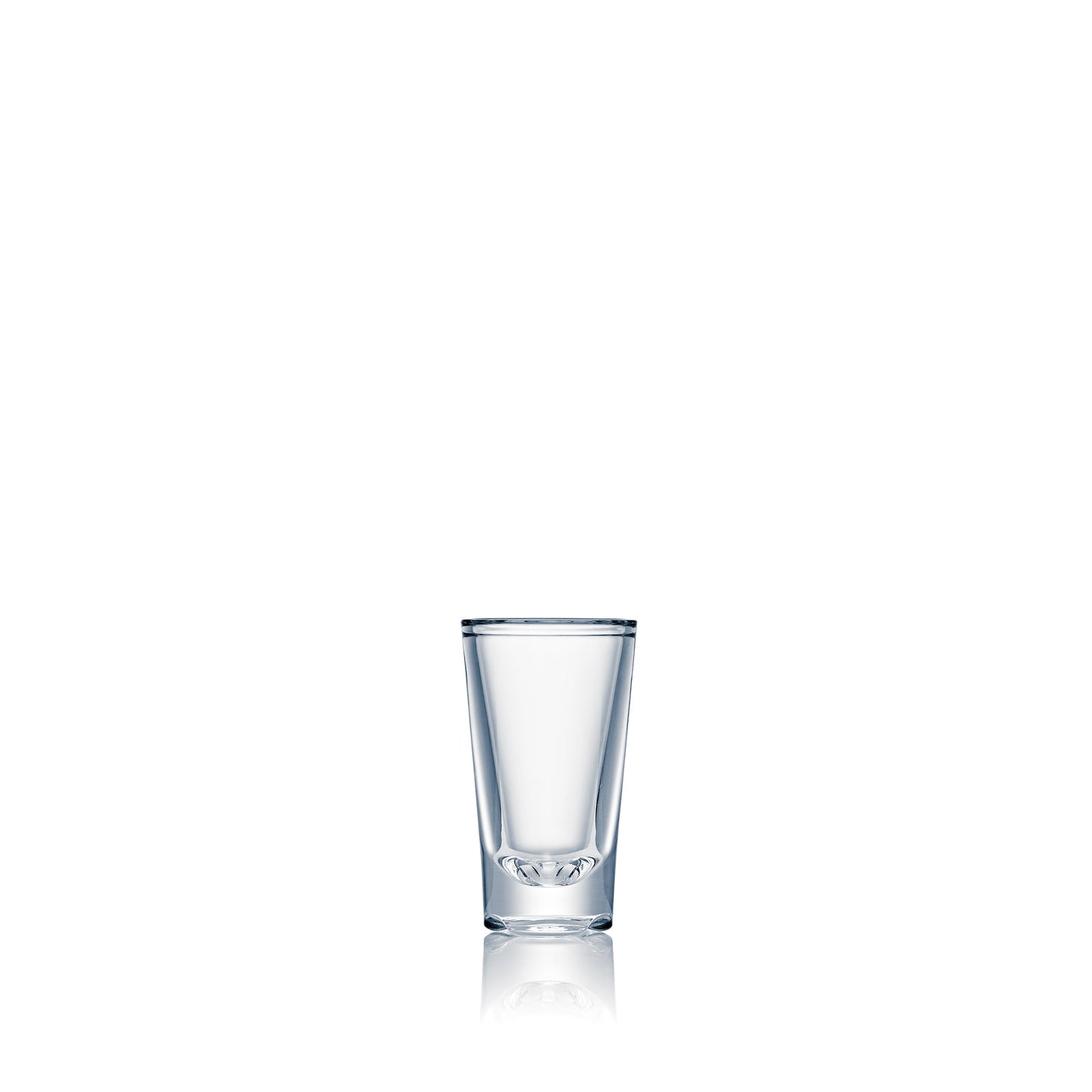 Leeres Glas auf weißem Hintergrund.