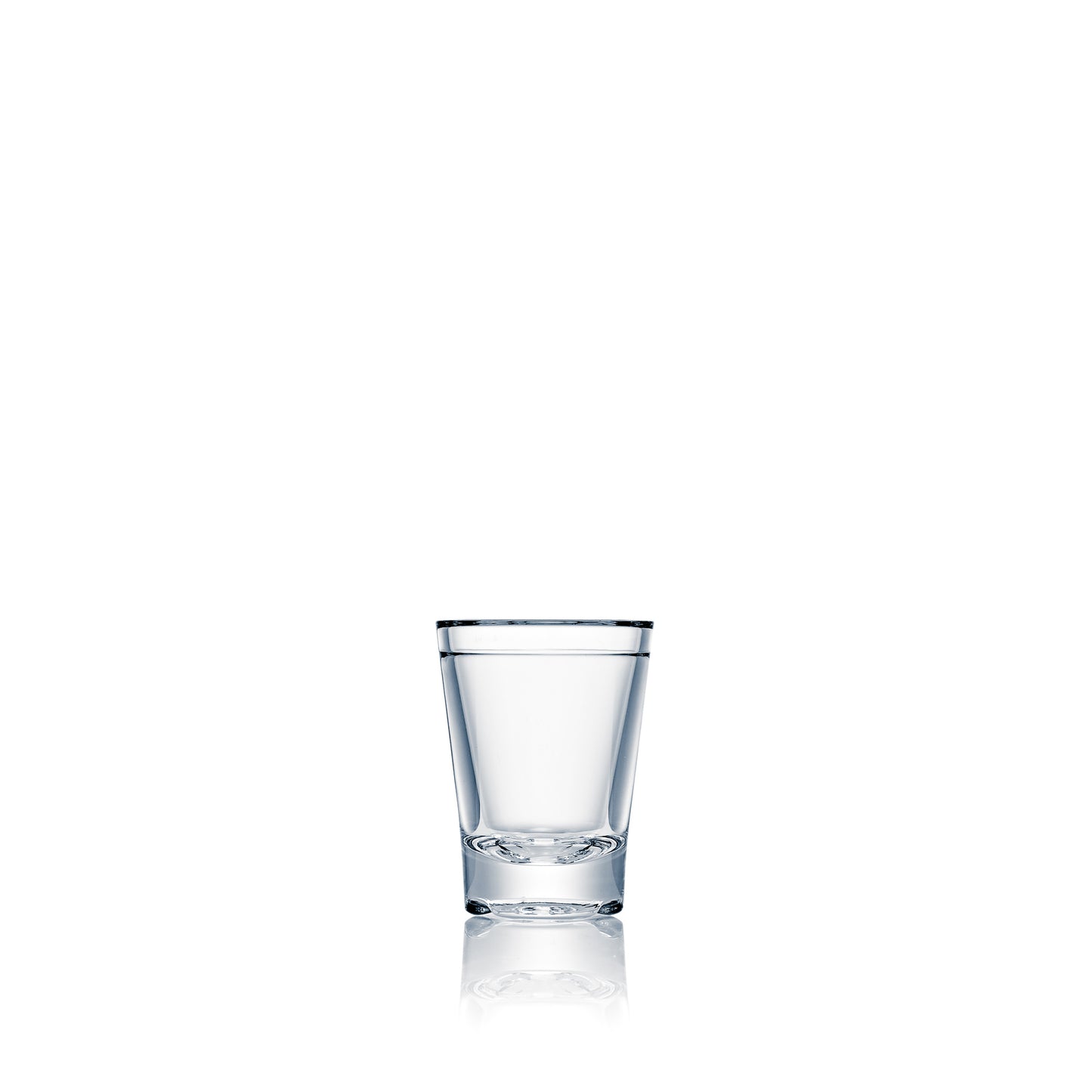 Leeres Glas auf weißem Hintergrund.