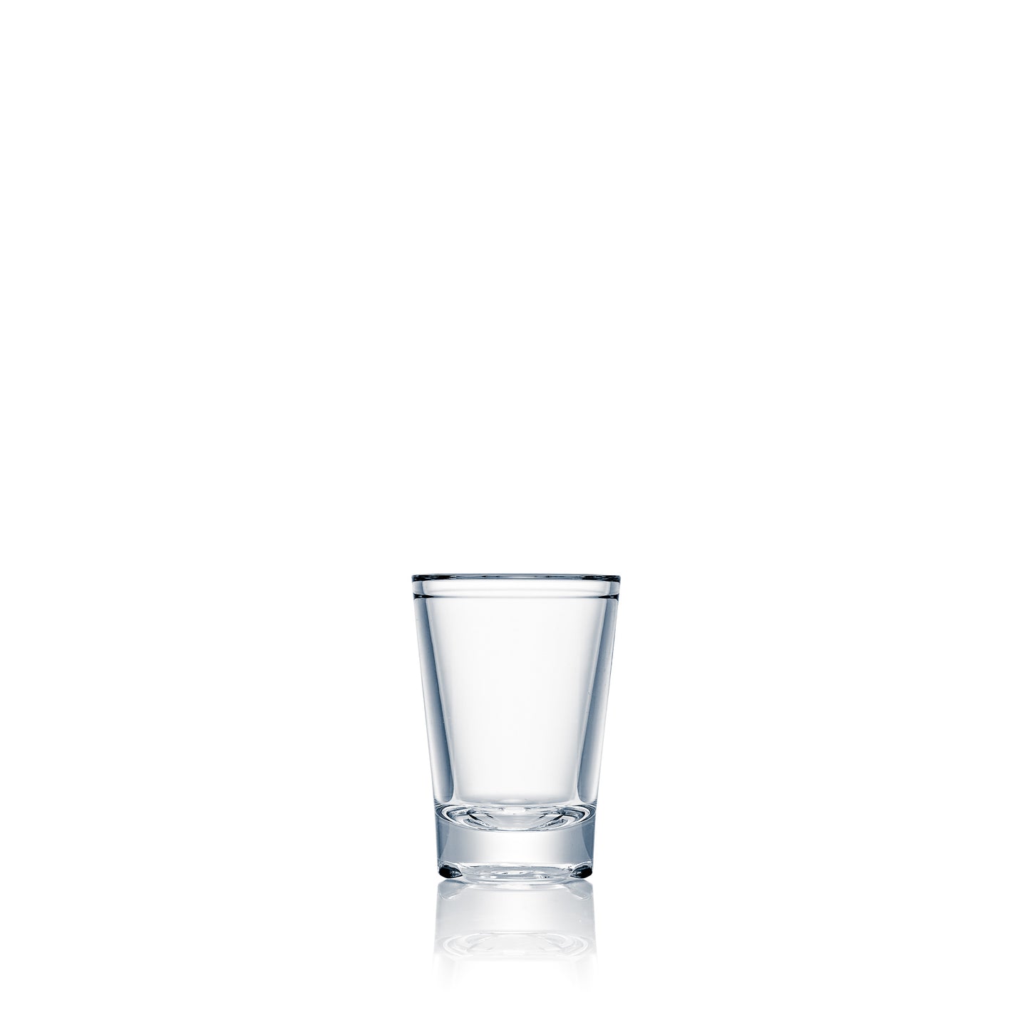 Leeres Glas auf weißem Hintergrund.