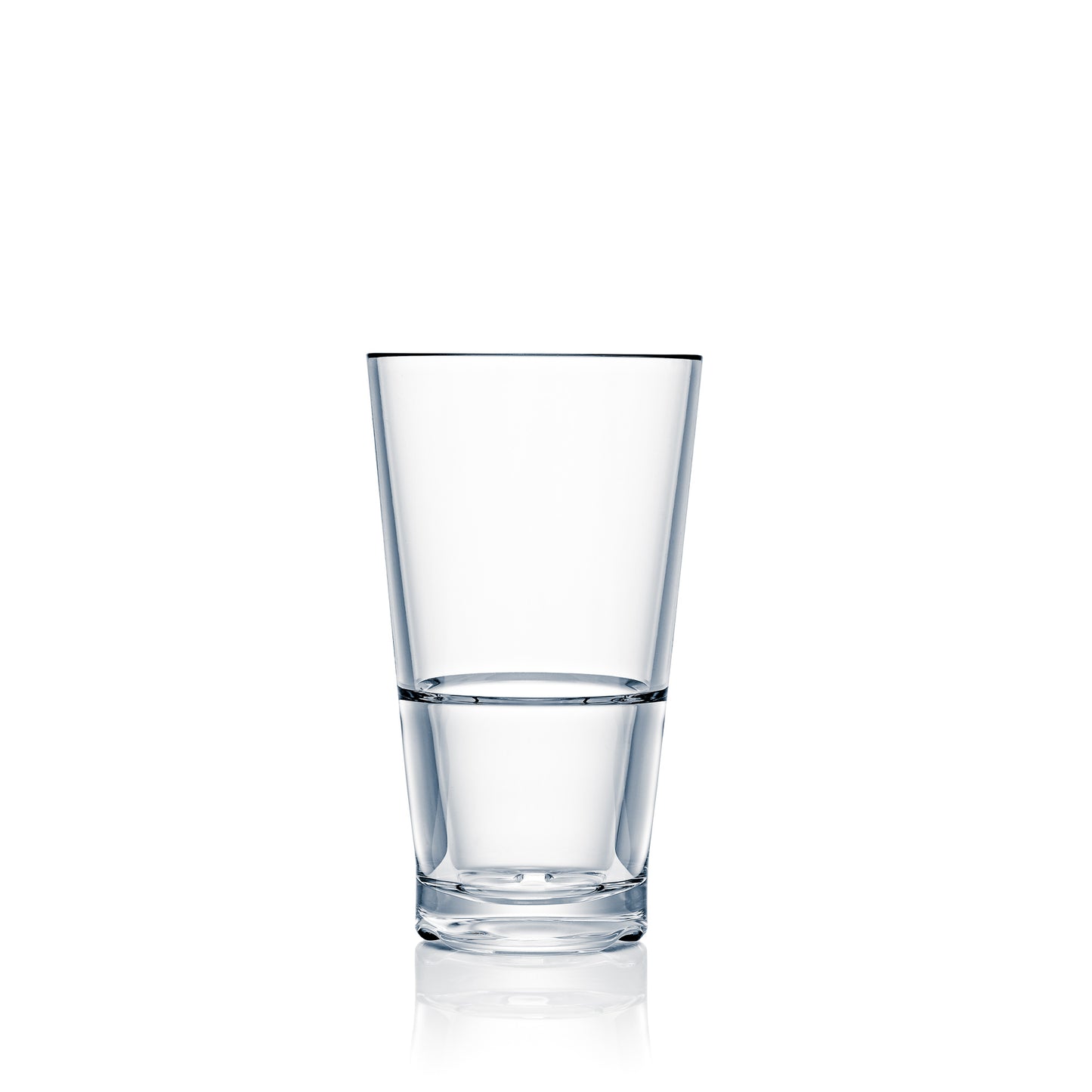 Leeres Trinkglas auf weißem Hintergrund.