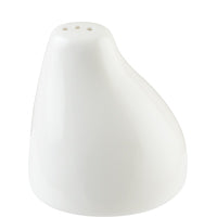 Weißer Salzstreuer aus Porzellan.