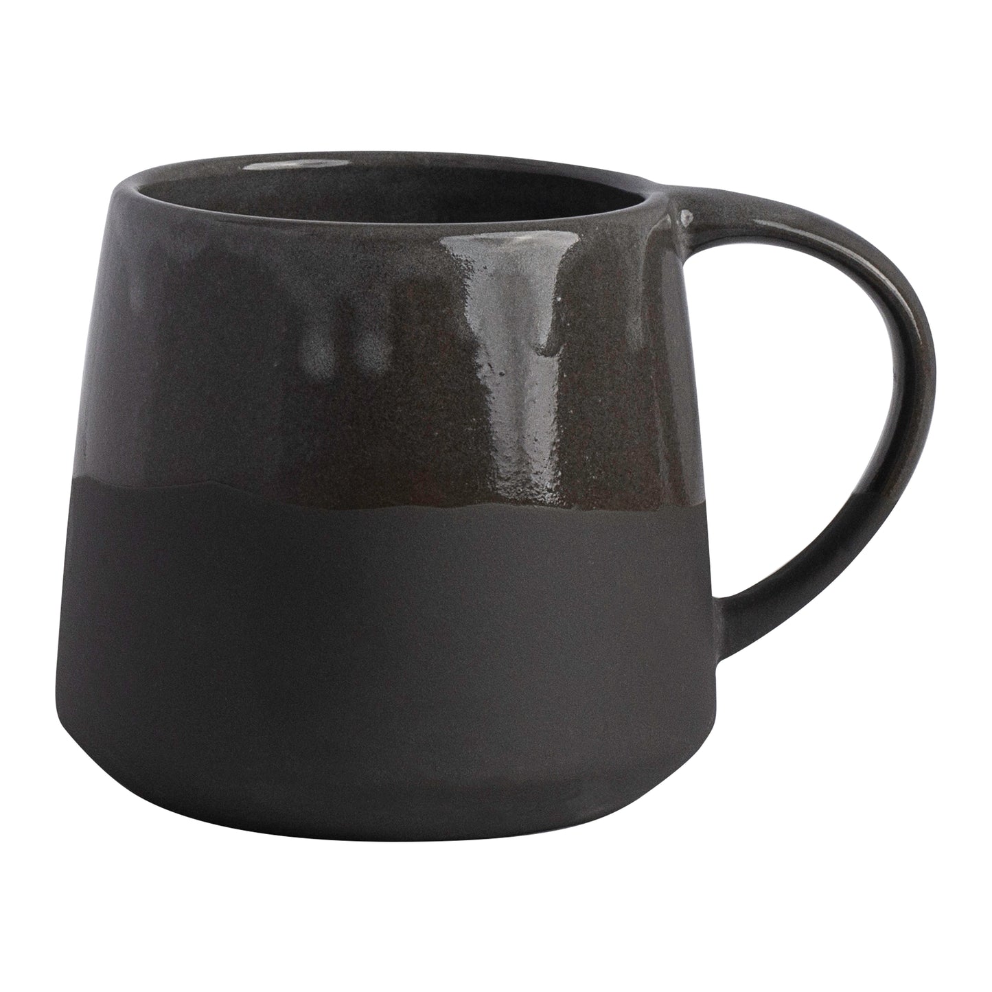 Schwarze Keramiktasse mit Henkel.