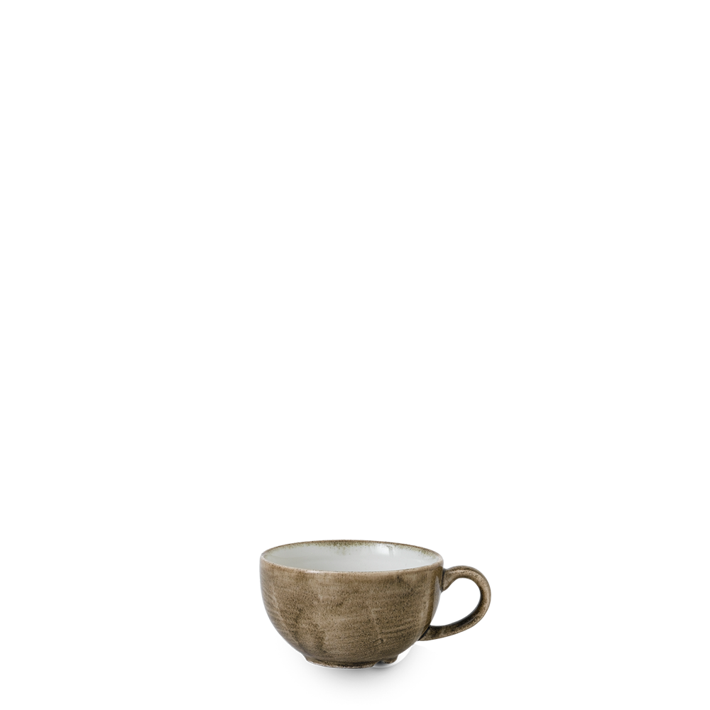 Braune Keramiktasse auf weißem Hintergrund.