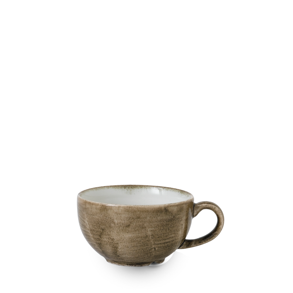 Braune Keramiktasse auf weißem Hintergrund.