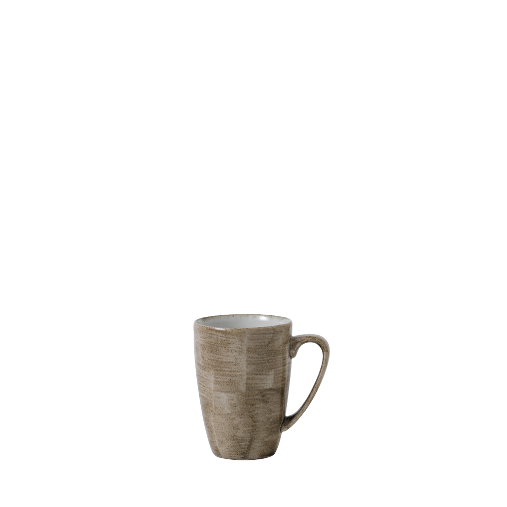 Braune Keramiktasse auf weißem Hintergrund.