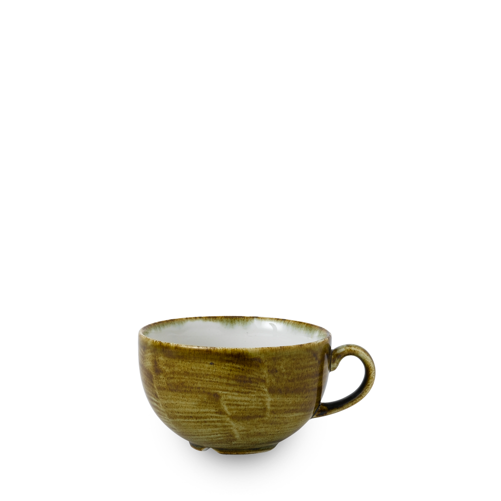 Grüne Keramiktasse auf weißem Hintergrund.
