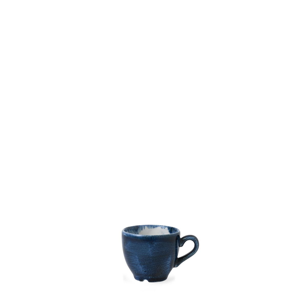 Blaue Tasse auf weißem Hintergrund.