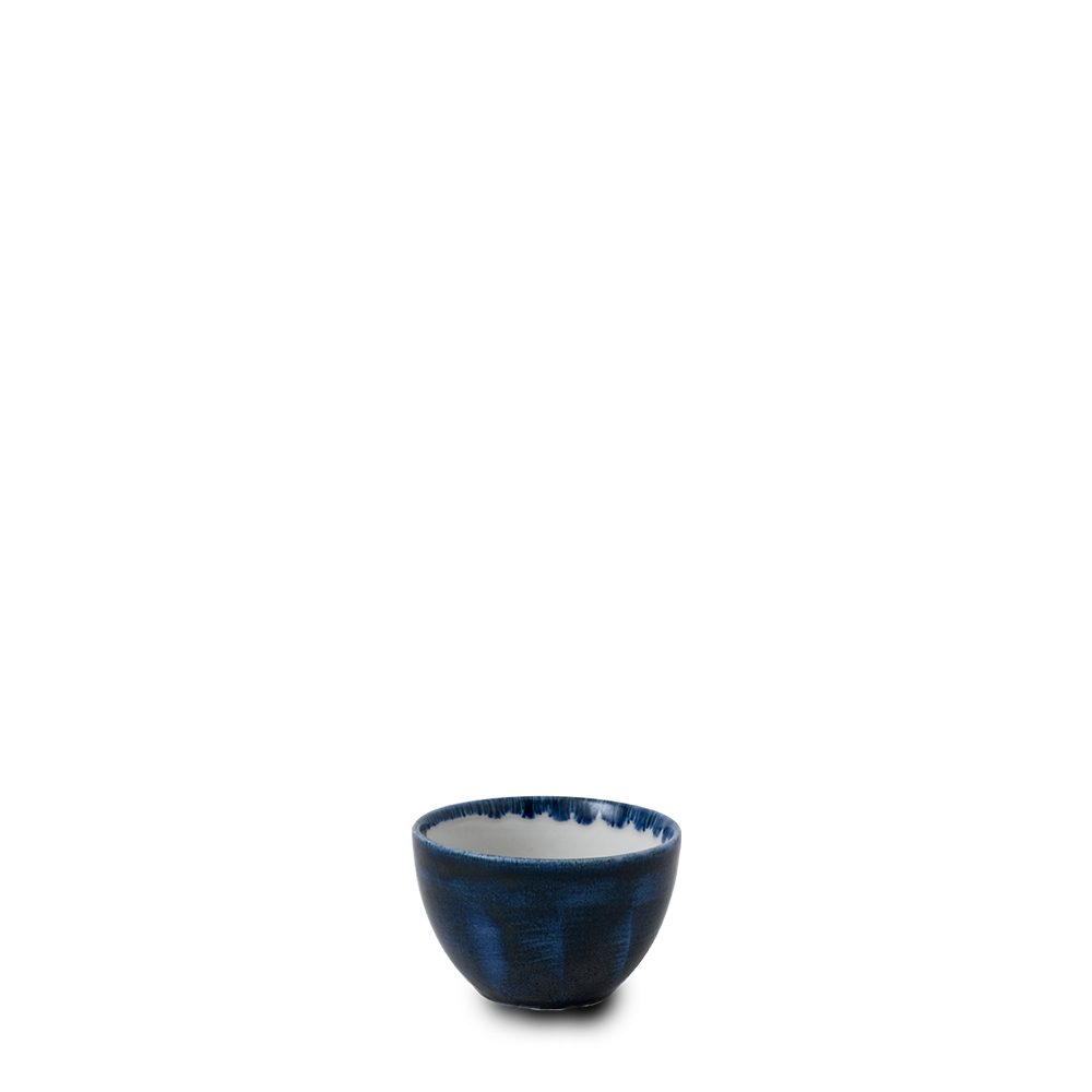 Kleine blaue Schüssel auf Weiß.