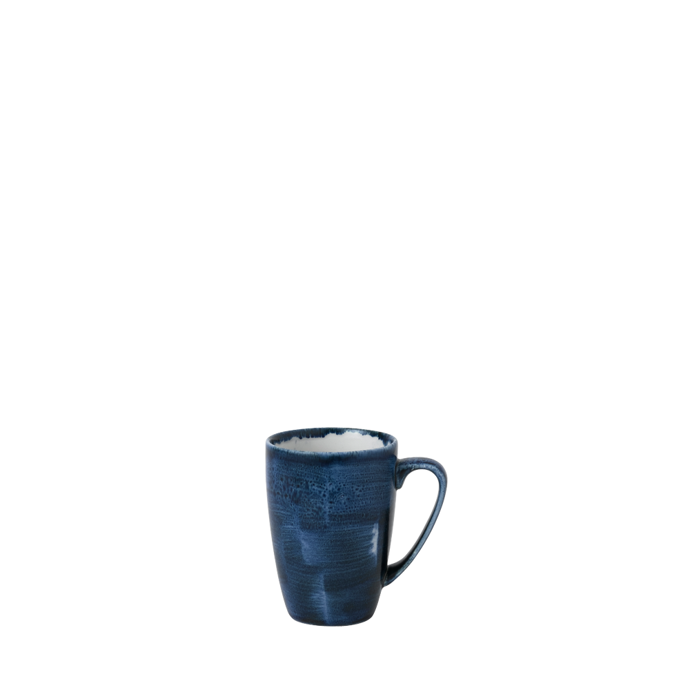 Blaue Tasse auf weißem Hintergrund.