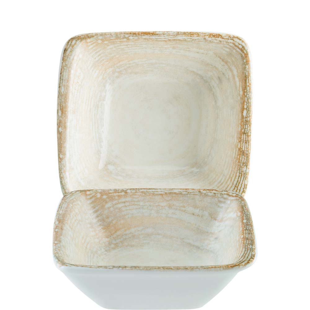 Zwei quadratische, rustikale Schalen.