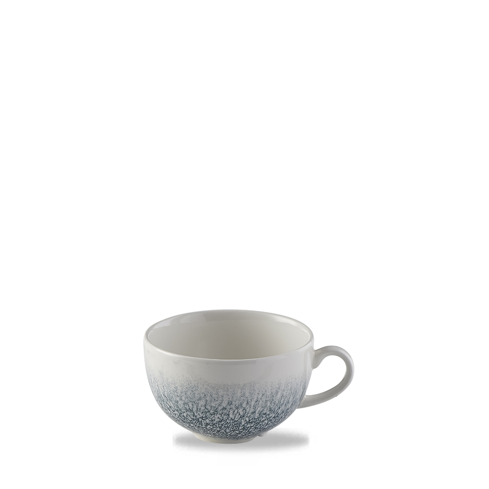Weiße Tasse mit blauem Muster.