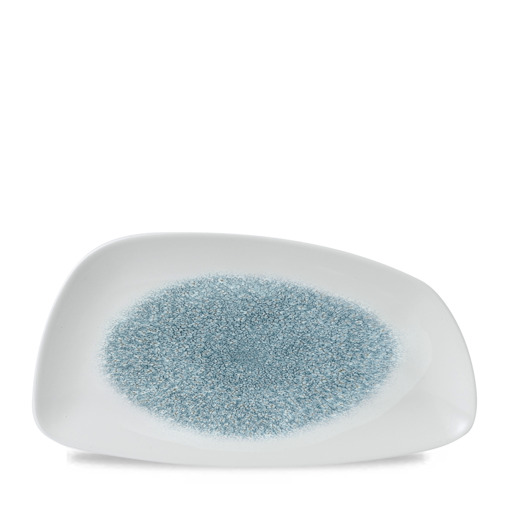 Asymmetrischer Teller mit blauem Muster.