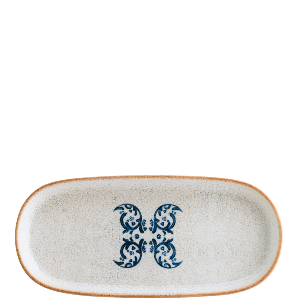 Ovaler Teller mit blauem Muster.
