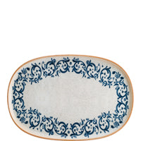 Ovaler Teller mit blauem Muster.