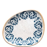 Asymmetrischer Teller mit blauem Muster.