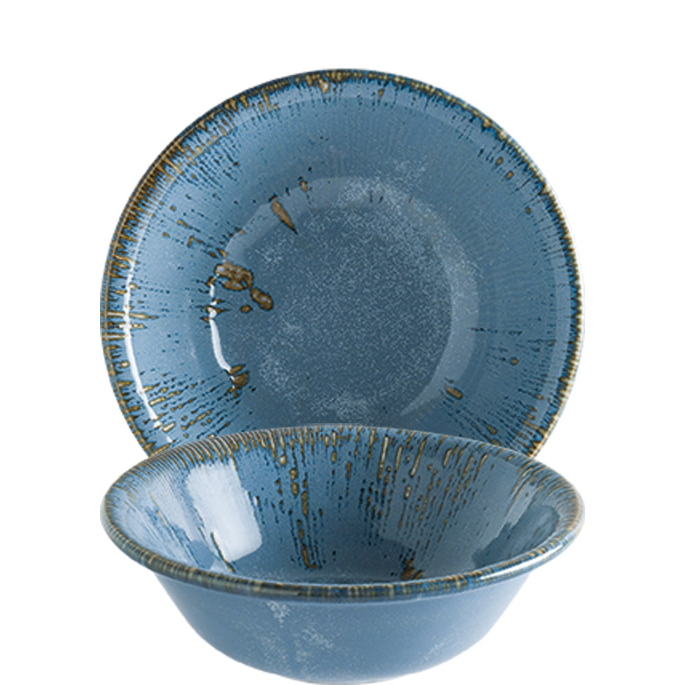 Blaues Geschirrset mit rustikalem Design.