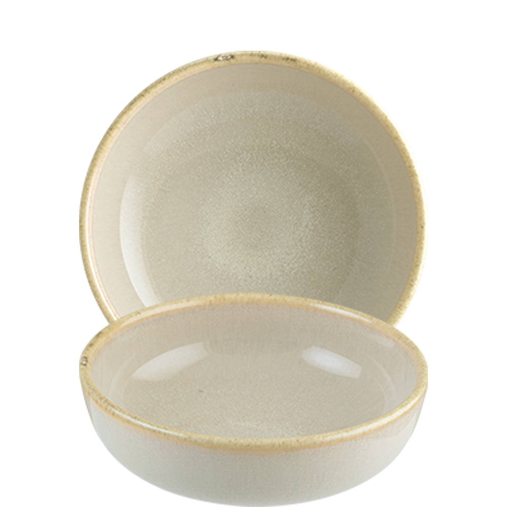 Zwei beige Keramikteller, rustikal.