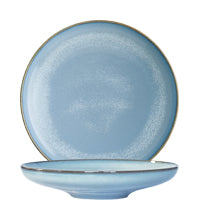 Zwei blaue Teller, rustikales Design.