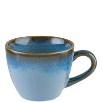 Blaue Keramiktasse mit Henkel.