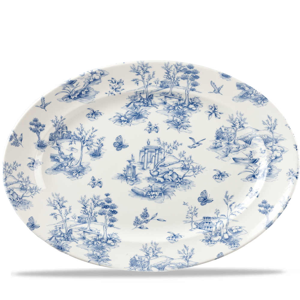 Ovaler Teller mit blauem Muster.