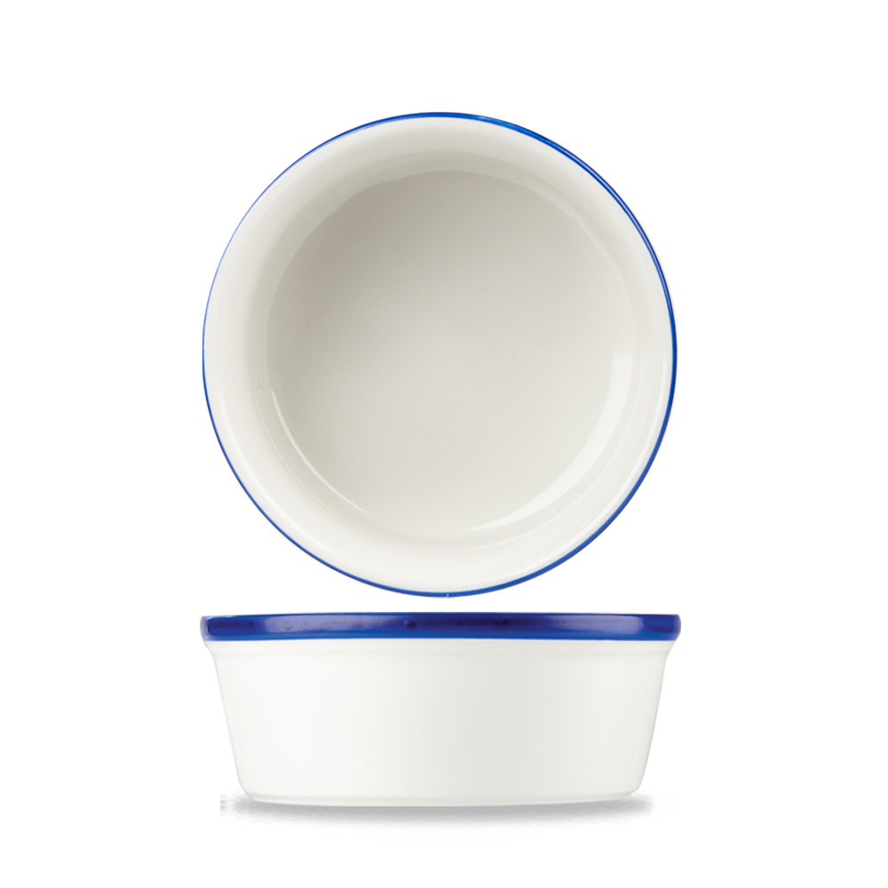 Weiße Schalen mit blauem Rand.