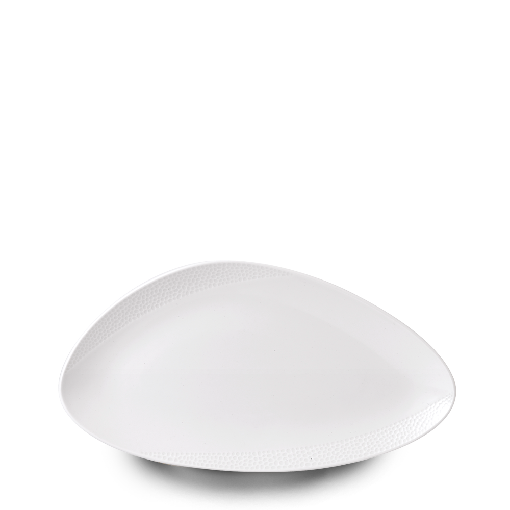 Weißer, asymmetrischer Porzellanteller.