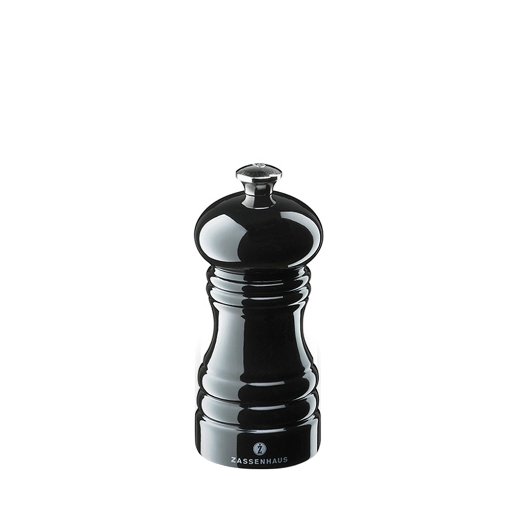 Schwarze Pfeffermühle vor weißem Hintergrund.