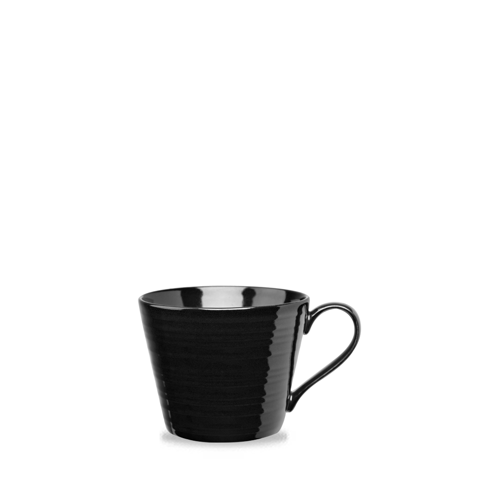 Schwarze Tasse auf weißem Hintergrund.