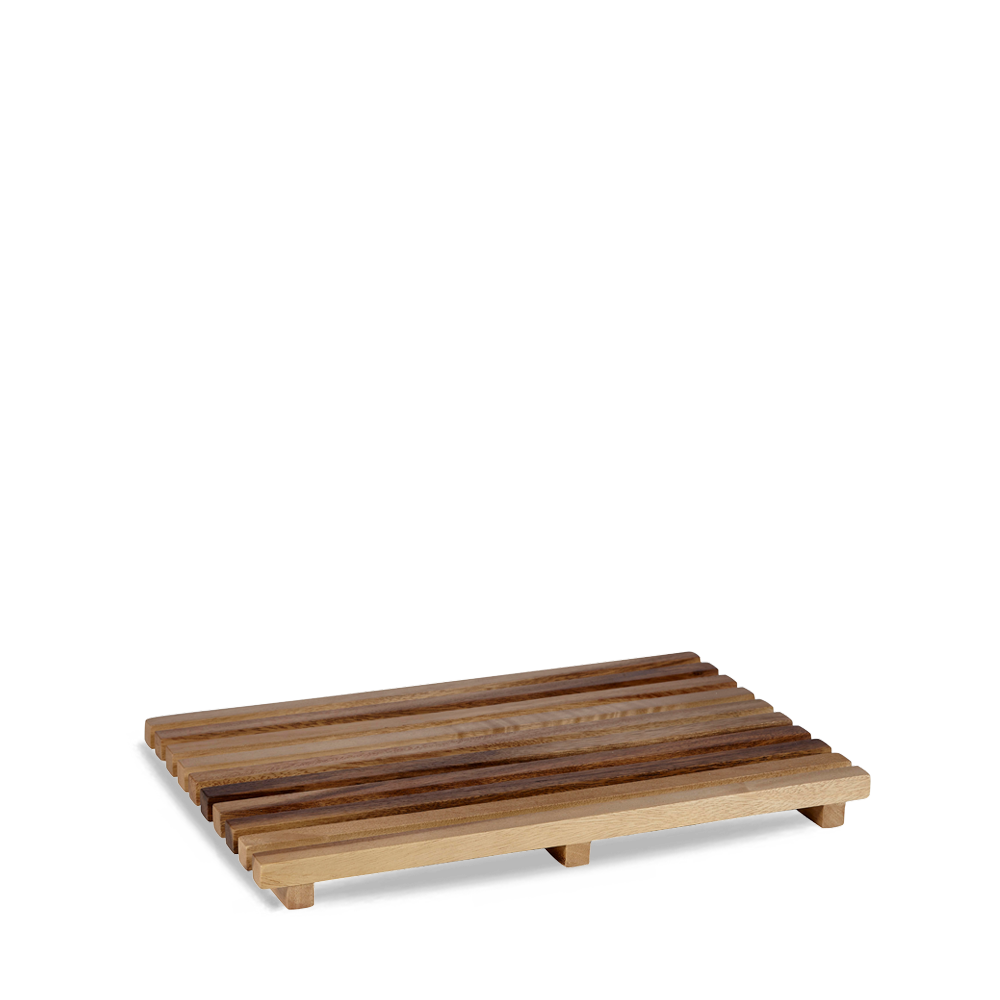Holztablett mit Rillenstruktur.