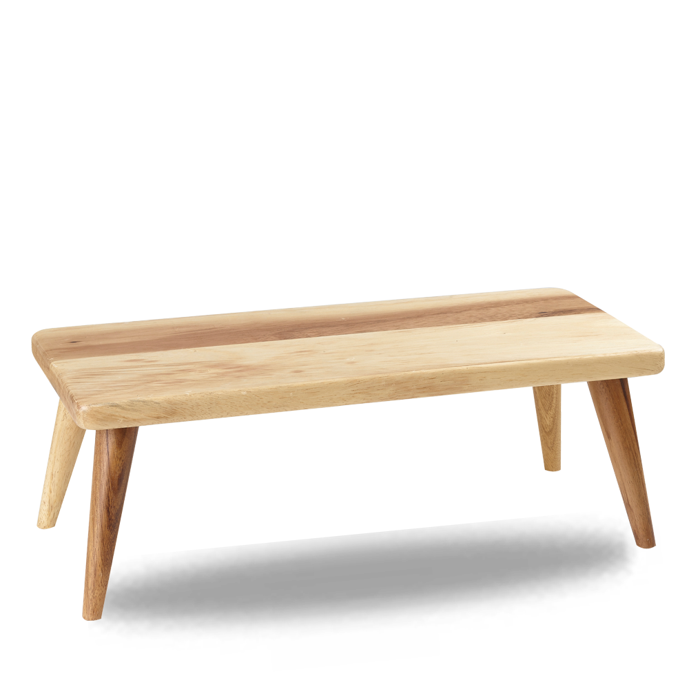 Holztisch mit vier Beinen.
