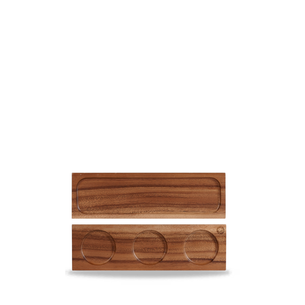 Holztabletts mit runden Vertiefungen.