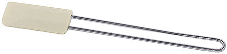 Langer Teigschaber mit Metallgriff.