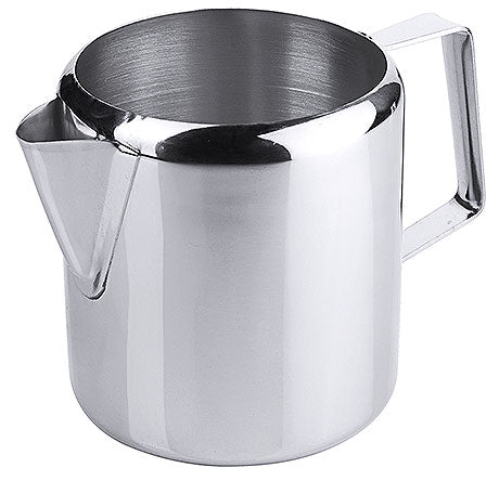 Silberner Milchkännchen aus Edelstahl.