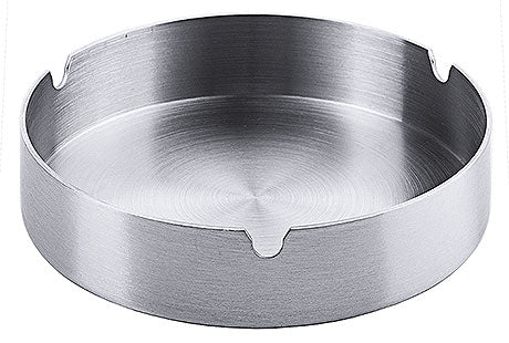 Metallaschenbecher mit Kerben.