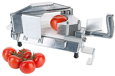 Tomatenschneider mit Tomaten daneben.